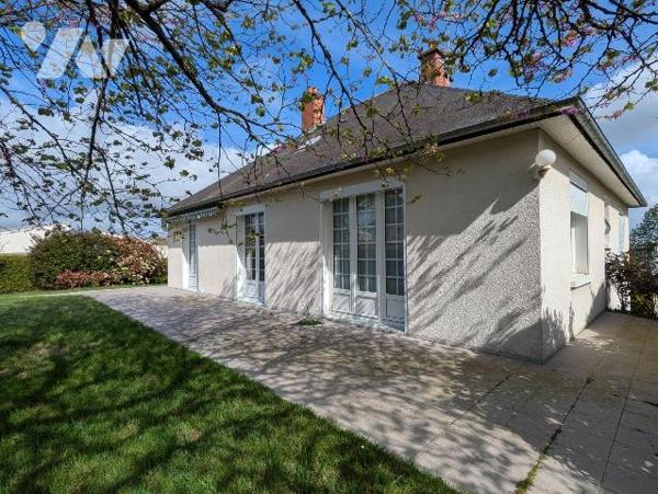 Idéalement située en plein centre de Guichen, à proximité immédiate des commerces et des écoles...