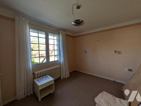 Idéalement située en plein centre de Guichen, à proximité immédiate des commerces et des écoles...