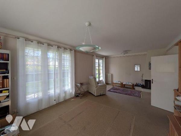 Idéalement située en plein centre de Guichen, à proximité immédiate des commerces et des écoles...