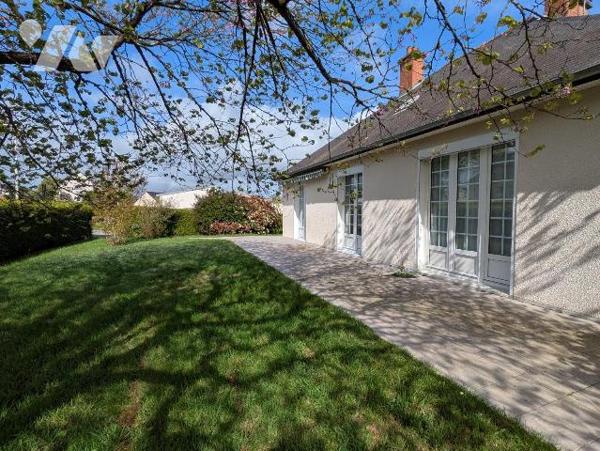 Idéalement située en plein centre de Guichen, à proximité immédiate des commerces et des écoles...