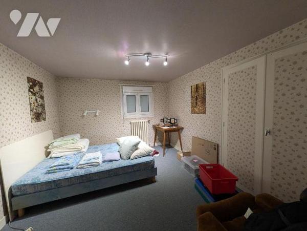 Idéalement située en plein centre de Guichen, à proximité immédiate des commerces et des écoles...