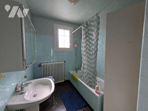 Idéalement située en plein centre de Guichen, à proximité immédiate des commerces et des écoles...