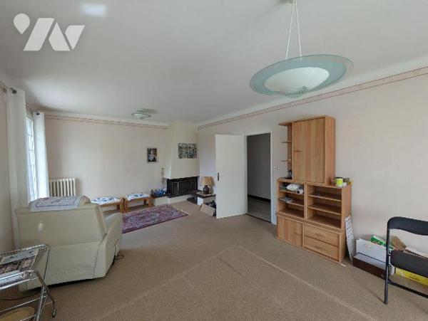 Idéalement située en plein centre de Guichen, à proximité immédiate des commerces et des écoles...