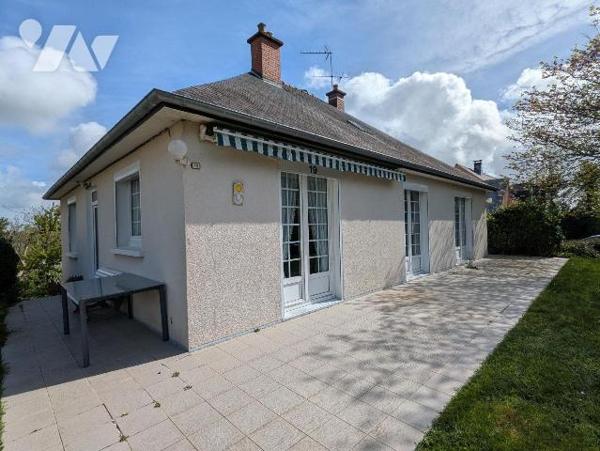 Idéalement située en plein centre de Guichen, à proximité immédiate des commerces et des écoles...