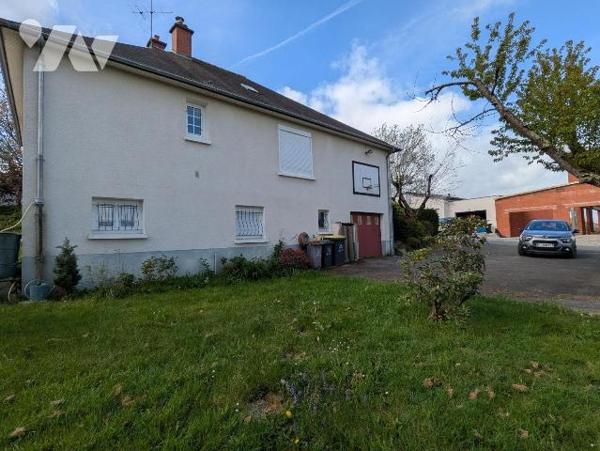 Idéalement située en plein centre de Guichen, à proximité immédiate des commerces et des écoles...