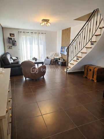 EN EXCLU CHEZ BSK ! À deux pas du centre ville, dans un quartier résidentiel, sur un terrain d'angle de 236 m2, une maison en R+1 de 95 m2 de type 4 composée au rez de chaussée d'un salon séjour ouvert sur un coin cuisine de 38 m2 et d'un Wc. Au premier étage, ce bien dispose d'une première chambre de 14,46 m2 (plus placard), d'une deuxième chambre de 10 m2, d'une troisième chambre de 13,5 m2 (plus placard), d'une salle de bains de 7 m2, d'un dégagement de 6 m2 et d'un Wc de 1,50 m2. Garage de 17,6 m2. Autres photos sur demande.