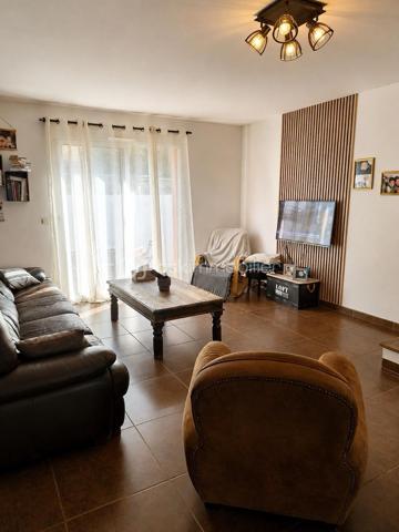 EN EXCLU CHEZ BSK ! À deux pas du centre ville, dans un quartier résidentiel, sur un terrain d'angle de 236 m2, une maison en R+1 de 95 m2 de type 4 composée au rez de chaussée d'un salon séjour ouvert sur un coin cuisine de 38 m2 et d'un Wc. Au premier étage, ce bien dispose d'une première chambre de 14,46 m2 (plus placard), d'une deuxième chambre de 10 m2, d'une troisième chambre de 13,5 m2 (plus placard), d'une salle de bains de 7 m2, d'un dégagement de 6 m2 et d'un Wc de 1,50 m2. Garage de 17,6 m2. Autres photos sur demande.