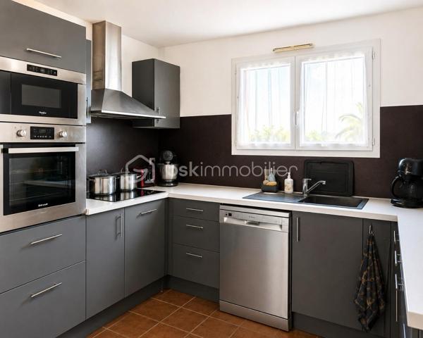 EN EXCLU CHEZ BSK ! À deux pas du centre ville, dans un quartier résidentiel, sur un terrain d'angle de 236 m2, une maison en R+1 de 95 m2 de type 4 composée au rez de chaussée d'un salon séjour ouvert sur un coin cuisine de 38 m2 et d'un Wc. Au premier étage, ce bien dispose d'une première chambre de 14,46 m2 (plus placard), d'une deuxième chambre de 10 m2, d'une troisième chambre de 13,5 m2 (plus placard), d'une salle de bains de 7 m2, d'un dégagement de 6 m2 et d'un Wc de 1,50 m2. Garage de 17,6 m2. Autres photos sur demande.