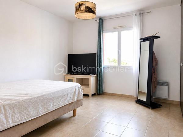 EN EXCLU CHEZ BSK ! À deux pas du centre ville, dans un quartier résidentiel, sur un terrain d'angle de 236 m2, une maison en R+1 de 95 m2 de type 4 composée au rez de chaussée d'un salon séjour ouvert sur un coin cuisine de 38 m2 et d'un Wc. Au premier étage, ce bien dispose d'une première chambre de 14,46 m2 (plus placard), d'une deuxième chambre de 10 m2, d'une troisième chambre de 13,5 m2 (plus placard), d'une salle de bains de 7 m2, d'un dégagement de 6 m2 et d'un Wc de 1,50 m2. Garage de 17,6 m2. Autres photos sur demande.