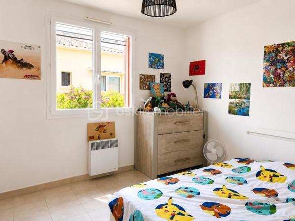 EN EXCLU CHEZ BSK ! À deux pas du centre ville, dans un quartier résidentiel, sur un terrain d'angle de 236 m2, une maison en R+1 de 95 m2 de type 4 composée au rez de chaussée d'un salon séjour ouvert sur un coin cuisine de 38 m2 et d'un Wc. Au premier étage, ce bien dispose d'une première chambre de 14,46 m2 (plus placard), d'une deuxième chambre de 10 m2, d'une troisième chambre de 13,5 m2 (plus placard), d'une salle de bains de 7 m2, d'un dégagement de 6 m2 et d'un Wc de 1,50 m2. Garage de 17,6 m2. Autres photos sur demande.