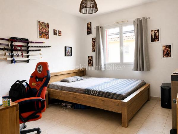 EN EXCLU CHEZ BSK ! À deux pas du centre ville, dans un quartier résidentiel, sur un terrain d'angle de 236 m2, une maison en R+1 de 95 m2 de type 4 composée au rez de chaussée d'un salon séjour ouvert sur un coin cuisine de 38 m2 et d'un Wc. Au premier étage, ce bien dispose d'une première chambre de 14,46 m2 (plus placard), d'une deuxième chambre de 10 m2, d'une troisième chambre de 13,5 m2 (plus placard), d'une salle de bains de 7 m2, d'un dégagement de 6 m2 et d'un Wc de 1,50 m2. Garage de 17,6 m2. Autres photos sur demande.