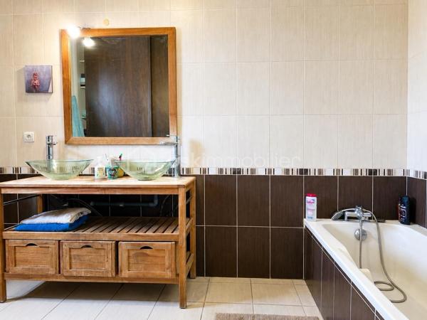 EN EXCLU CHEZ BSK ! À deux pas du centre ville, dans un quartier résidentiel, sur un terrain d'angle de 236 m2, une maison en R+1 de 95 m2 de type 4 composée au rez de chaussée d'un salon séjour ouvert sur un coin cuisine de 38 m2 et d'un Wc. Au premier étage, ce bien dispose d'une première chambre de 14,46 m2 (plus placard), d'une deuxième chambre de 10 m2, d'une troisième chambre de 13,5 m2 (plus placard), d'une salle de bains de 7 m2, d'un dégagement de 6 m2 et d'un Wc de 1,50 m2. Garage de 17,6 m2. Autres photos sur demande.