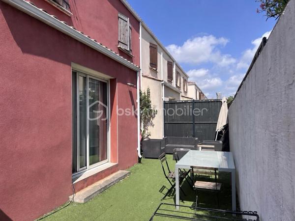 EN EXCLU CHEZ BSK ! À deux pas du centre ville, dans un quartier résidentiel, sur un terrain d'angle de 236 m2, une maison en R+1 de 95 m2 de type 4 composée au rez de chaussée d'un salon séjour ouvert sur un coin cuisine de 38 m2 et d'un Wc. Au premier étage, ce bien dispose d'une première chambre de 14,46 m2 (plus placard), d'une deuxième chambre de 10 m2, d'une troisième chambre de 13,5 m2 (plus placard), d'une salle de bains de 7 m2, d'un dégagement de 6 m2 et d'un Wc de 1,50 m2. Garage de 17,6 m2. Autres photos sur demande.