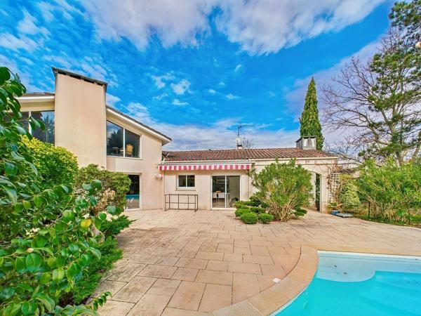 SAINT-JEAN-D’ILLAC – VILLA D’ARCHITECTE DE PLAIN-PIED - 2700 M2 DE TERRAIN - RARE SUR LE SECTEUR