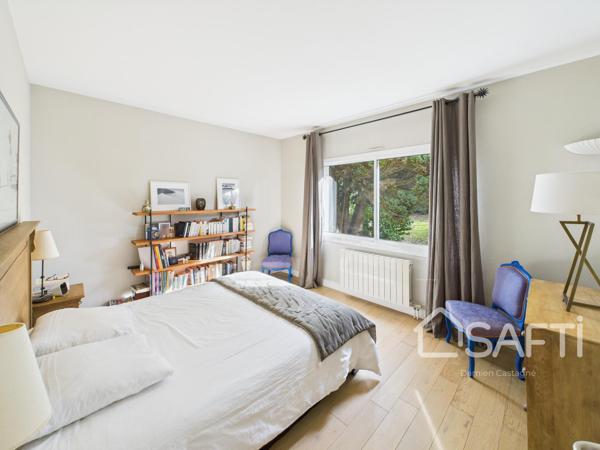 SAINT-JEAN-D’ILLAC – VILLA D’ARCHITECTE DE PLAIN-PIED - 2700 M2 DE TERRAIN - RARE SUR LE SECTEUR