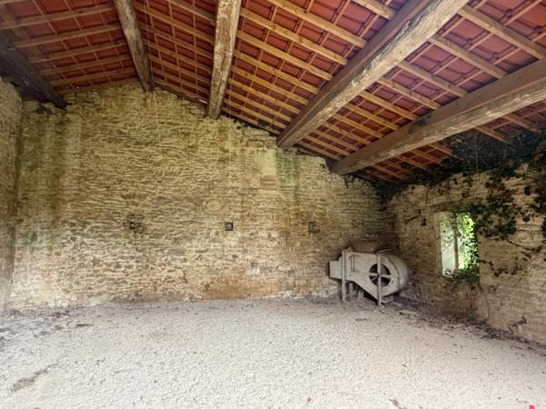 DEMEURE DE CARACTÈRE AVEC DEPENDANCES ET PARC ARBORÉ