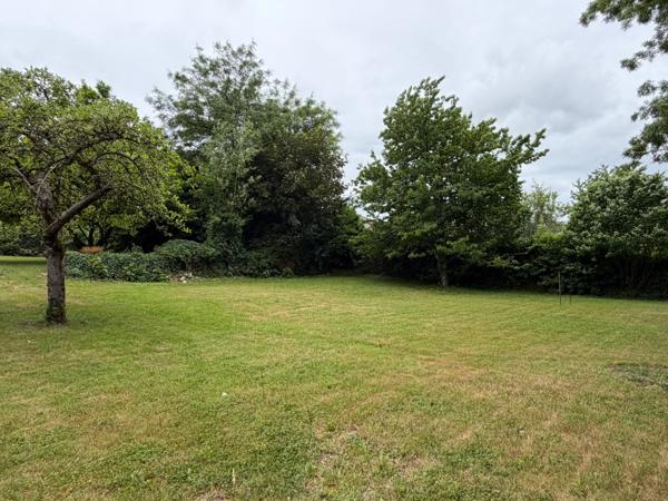 DEMEURE DE CARACTÈRE AVEC DEPENDANCES ET PARC ARBORÉ