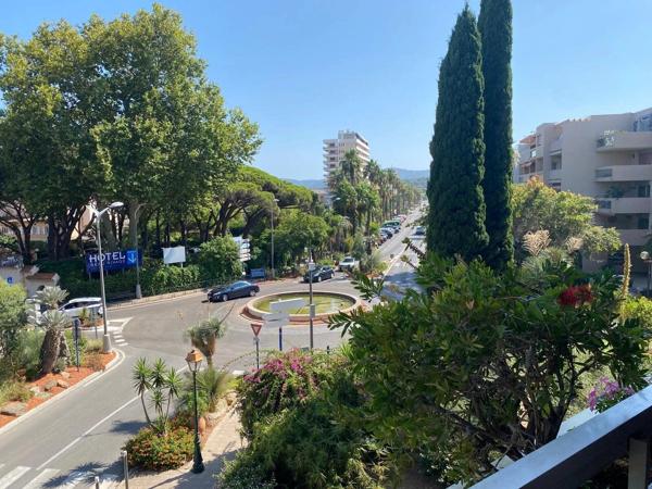 Vente                                                      Appartement
                        
                     3 pièces                      54 m2                     à Le Lavandou