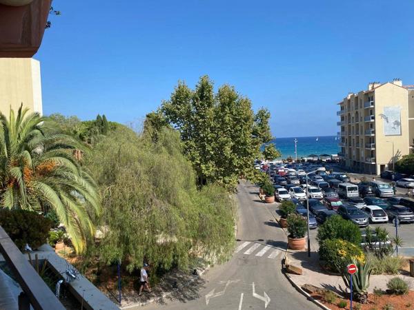 Vente                                                      Appartement
                        
                     3 pièces                      54 m2                     à Le Lavandou