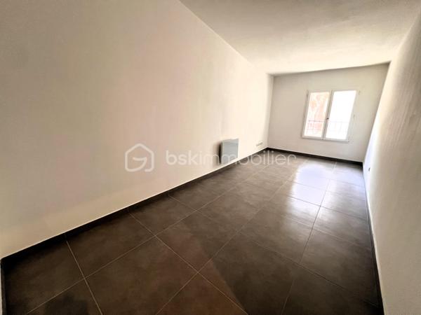Maison de ville de charme au cœur de Barjols – Aucun travaux à prévoir

Située en plein centre de Barjols, tout en bénéficiant d’un calme absolu et d’une exposition plein sud, cette ravissante maison de ville d'un total de 107 m² au sol, allie confort, fonctionnalité et luminosité.

Dès le rez-de-chaussée, vous découvrirez un spacieux garage de 25 m², un véritable atout en centre-ville, complété par une buanderie avec point d’eau et placard..

Au premier étage, l'espace de vie vous accueille avec une cuisine ouverte sur le salon, ainsi qu’un WC indépendant.

Le dernier niveau est consacré à l’espace nuit et comprend deux chambres ainsi qu’une spacieuse salle de bains avec toilettes.

Les points forts :

* ✔️ Emplacement privilégié en plein cœur de Barjols
* ✔️ Exposition plein sud
* ✔️ Calme absolu
* ✔️ Grand garage de 25 m²
* ✔️ Aucun travaux à prévoir – vous n’avez plus qu’à poser vos valises !

Une maison idéale pour un premier achat, un pied-à-terre en Provence ou un investissement locatif de qualité.

À visiter sans tarder !
