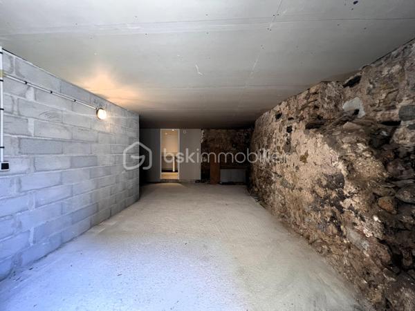 Maison de ville de charme au cœur de Barjols – Aucun travaux à prévoir

Située en plein centre de Barjols, tout en bénéficiant d’un calme absolu et d’une exposition plein sud, cette ravissante maison de ville d'un total de 107 m² au sol, allie confort, fonctionnalité et luminosité.

Dès le rez-de-chaussée, vous découvrirez un spacieux garage de 25 m², un véritable atout en centre-ville, complété par une buanderie avec point d’eau et placard..

Au premier étage, l'espace de vie vous accueille avec une cuisine ouverte sur le salon, ainsi qu’un WC indépendant.

Le dernier niveau est consacré à l’espace nuit et comprend deux chambres ainsi qu’une spacieuse salle de bains avec toilettes.

Les points forts :

* ✔️ Emplacement privilégié en plein cœur de Barjols
* ✔️ Exposition plein sud
* ✔️ Calme absolu
* ✔️ Grand garage de 25 m²
* ✔️ Aucun travaux à prévoir – vous n’avez plus qu’à poser vos valises !

Une maison idéale pour un premier achat, un pied-à-terre en Provence ou un investissement locatif de qualité.

À visiter sans tarder !