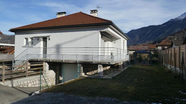FAVERGES. MAISON INDIVIDUELLE AVEC TERRAIN AU CENTRE VILLE.