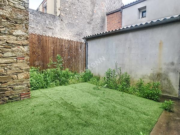 A LOUER Maison de Ville de 112 m² habitable en plein bourg de MOUZILLON à 3 minutes de Vallet  proche de tous commerces et services et de la 4 voies NANTES- CHOLET et 8 minutes de CLISSON
