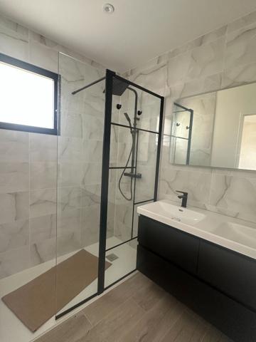 Questembert, maison neuve 118 m², 4 chambres dont 1 au RDC, garage. 1 km des Halles.