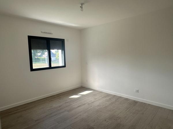 Questembert, maison neuve 118 m², 4 chambres dont 1 au RDC, garage. 1 km des Halles.