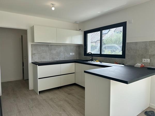 Questembert, maison neuve 118 m², 4 chambres dont 1 au RDC, garage. 1 km des Halles.