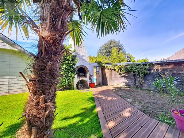 ORLEANS - MAISON DE PLAIN PIED DE 100M2 INDEPENDANTE - 3 CHAMBRES ET BUREAU - JARDIN CLOS ET ARBORE AVEC PISCINE - GARAGE