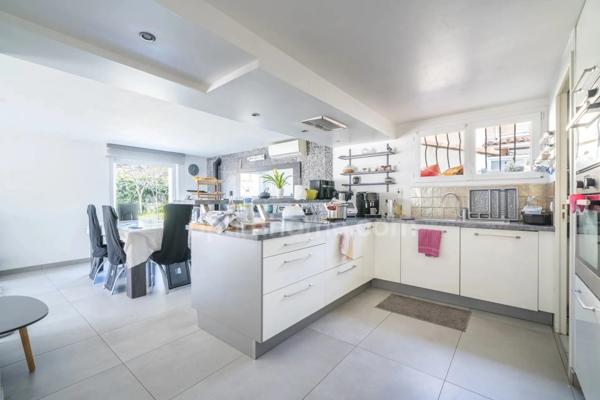 BAILLARGUES (34670) – MAISON INDIVIDUELLE – 6 CHAMBRES – EXPOSITION SUD – PISCINE – GARAGE – JARDIN ARBORÉ