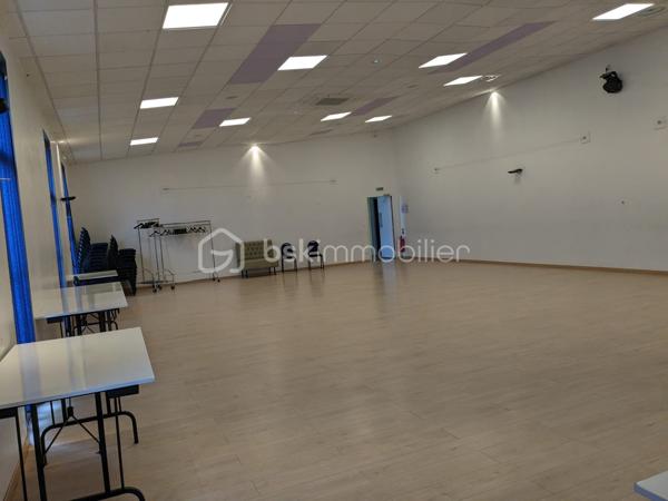 Local d activites de 976 m²