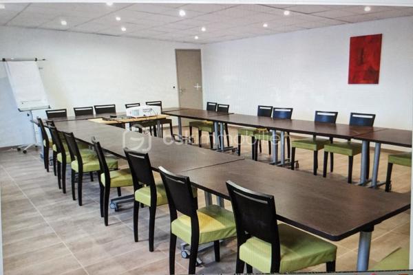 Local d activites de 976 m²