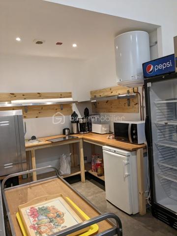 Local d activites de 976 m²