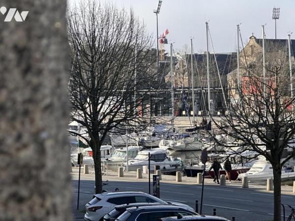 A VENDRE 56 VANNES Le Port, superbe T2 61 m², au 1er étage avec petite vue sur le Port