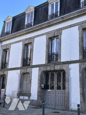 A VENDRE 56 VANNES Le Port, superbe T2 61 m², au 1er étage avec petite vue sur le Port