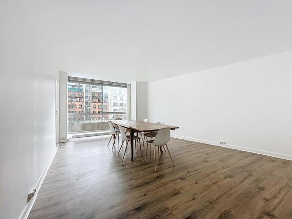 Étage élevé, traversant, lumineux, proche transports.