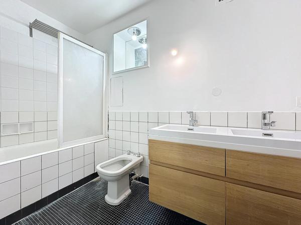 Étage élevé, traversant, lumineux, proche transports.