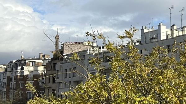 Étage élevé, traversant, lumineux, proche transports.