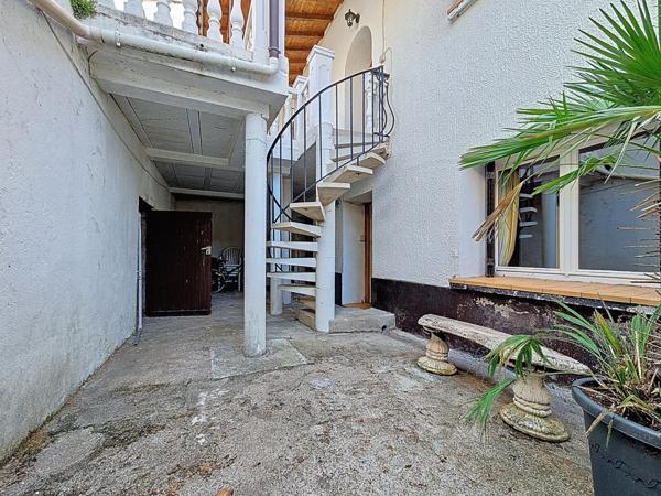 Grande maison de ville avec cour, terrasse, garage et dépendances – Le Bousquet-d'Orb (34260)