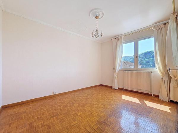 Grande maison de ville avec cour, terrasse, garage et dépendances – Le Bousquet-d'Orb (34260)