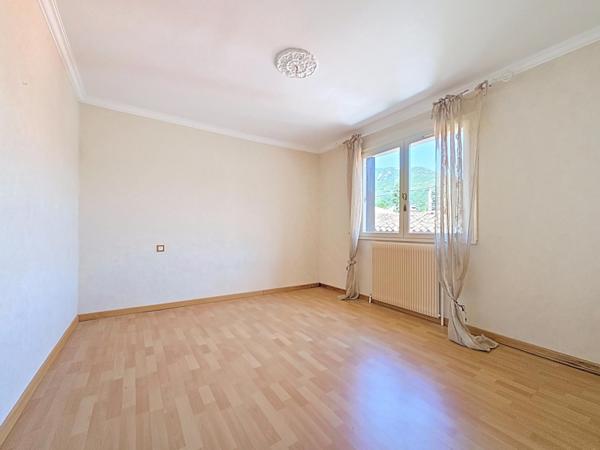 Grande maison de ville avec cour, terrasse, garage et dépendances – Le Bousquet-d'Orb (34260)