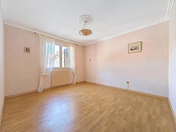 Grande maison de ville avec cour, terrasse, garage et dépendances – Le Bousquet-d'Orb (34260)