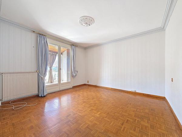 Grande maison de ville avec cour, terrasse, garage et dépendances – Le Bousquet-d'Orb (34260)