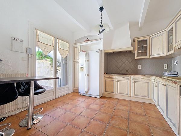 Grande maison de ville avec cour, terrasse, garage et dépendances – Le Bousquet-d'Orb (34260)