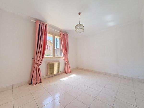 Grande maison de ville avec cour, terrasse, garage et dépendances – Le Bousquet-d'Orb (34260)