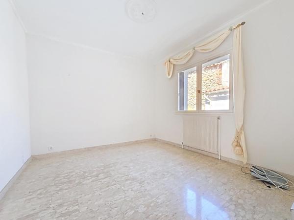 Grande maison de ville avec cour, terrasse, garage et dépendances – Le Bousquet-d'Orb (34260)