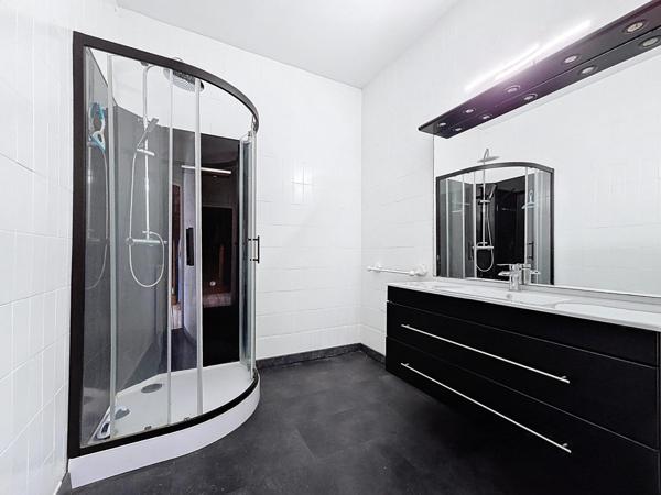 Grande maison de ville avec cour, terrasse, garage et dépendances – Le Bousquet-d'Orb (34260)