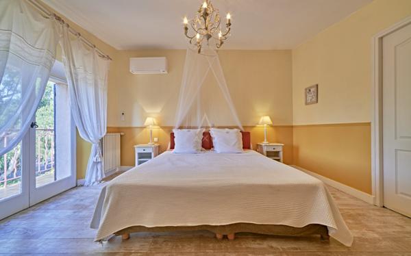 Villa d'exception dans un domaine confidentiel  - 3 400 000 € - La Londe-Les-Maure (83)